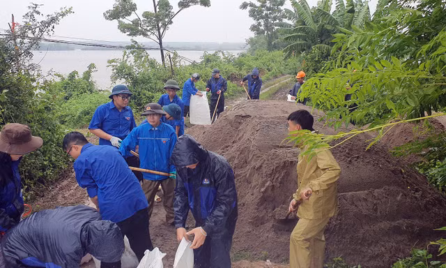 Thanh niên Hải Phòng dầm mưa ứng phó bão số 3