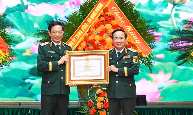 Trao Huân chương Quân công tặng Đại tướng Phan Văn Giang và lãnh đạo Bộ Quốc phòng