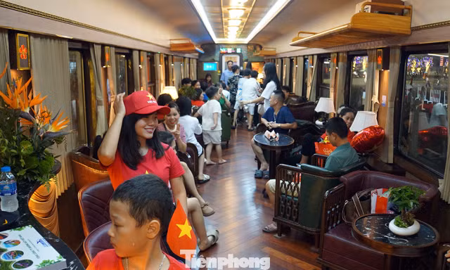 Du khách thích thú trải nghiệm tàu 5 sao Hà Nội - Hải Phòng 