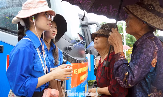 Thanh niên Hải Phòng dầm mưa hỗ trợ người dân đi xe 0 đồng tham quan triển lãm Quốc gia