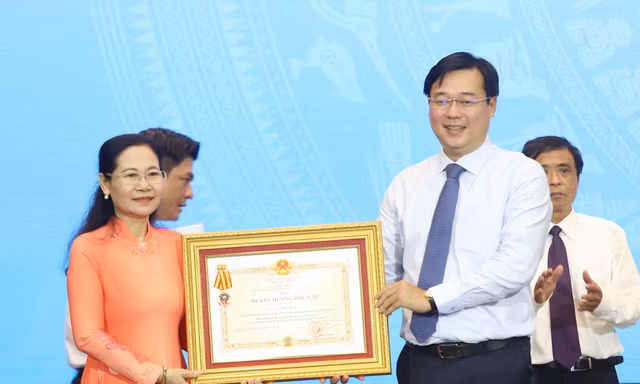 Khen thưởng các tập thể, cá nhân tiêu biểu trong phong trào thi đua tại TPHCM