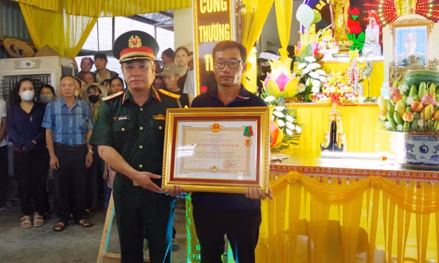 Quân khu 3 trao Huân chương cho thân nhân chiến sĩ hy sinh khi cứu đồng đội