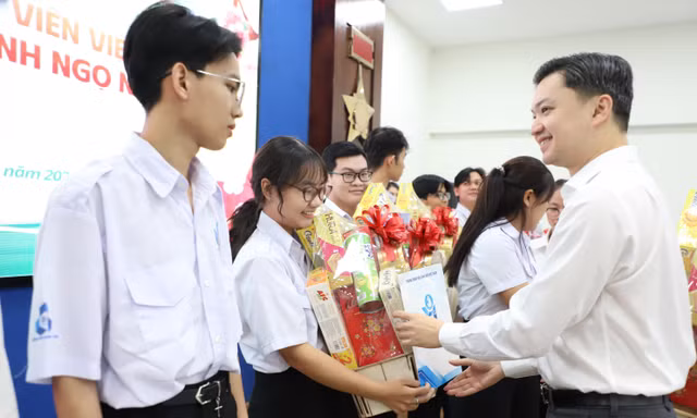 Bí thư Thường trực Trung ương Đoàn tặng quà, chúc tết cán bộ Hội, sinh viên TPHCM
