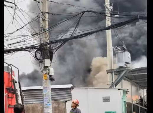 Clip: Lửa khói ngùn ngụt ở kho phế liệu tại TPHCM