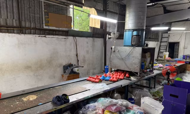 Đột kích xưởng sản xuất, buôn bán dép giả các thương hiệu nổi tiếng quy mô lớn