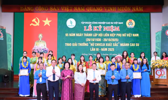 Tuyên dương 95 nữ công nhân viên chức lao động ngành cao su
