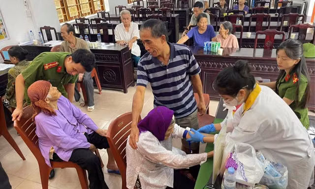 Hai cụ bà gần 100 tuổi gửi mẫu ADN, chờ ngày đón anh trai trở về