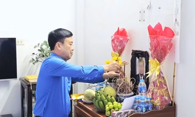 Đại diện Liên đoàn Lao động TP Hải Phòng thăm hỏi, động viên gia đình nạn nhân.