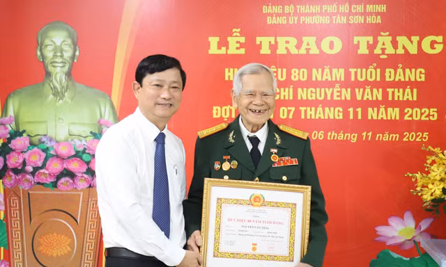 Lão cử tri nhận Huy hiệu 80 năm tuổi Đảng