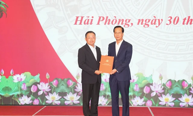 Ông Hoàng Văn Trà - Phó Chủ nhiệm UBKT Trung ương trao quyết định cho ông Nguyễn Anh Tuấn. 