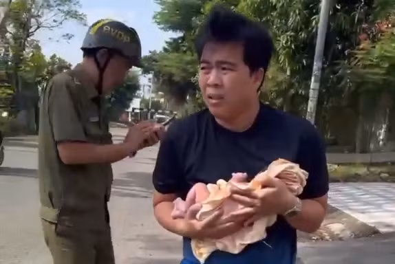 Nghe tiếng khóc, phát hiện bé sơ sinh nằm bên cỏ mọc um tùm ở TPHCM