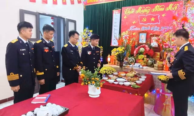 Mâm cơm tất niên ấm tình đồng đội ở Trung đoàn Tàu ngầm 196