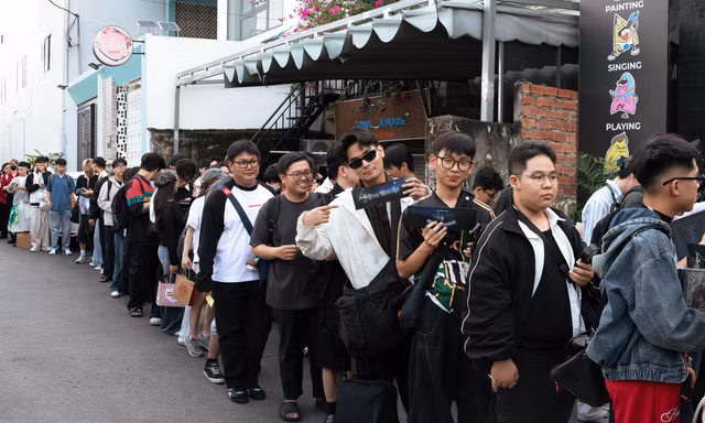 Xếp hàng dài chờ xem Phùng Khánh Linh