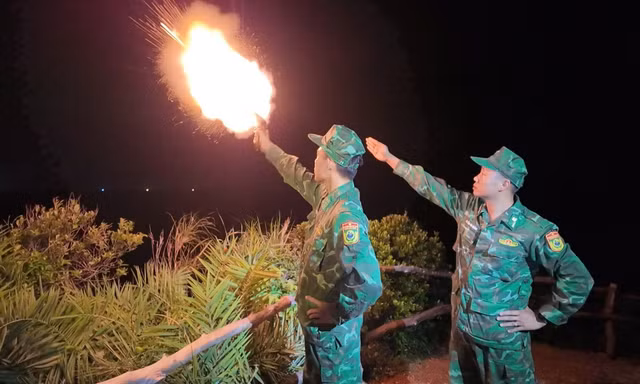 Bộ đội Biên phòng hướng dẫn tàu ở đặc khu Hoàng Sa vòng tránh bão Bualoi 