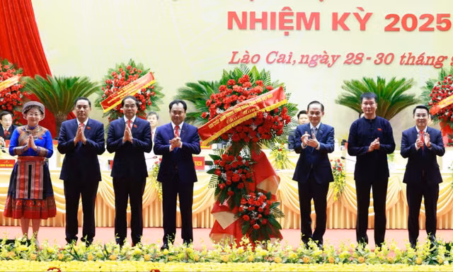 Đồng chí Lê Hoài Trung, Bí thư Trung ương Đảng, Quyền Bộ trưởng Bộ Ngoại giao thay mặt Ban Chấp hành Trung ương Đảng tặng hoa chúc mừng Đại hội Đảng bộ tỉnh Lào Cai.