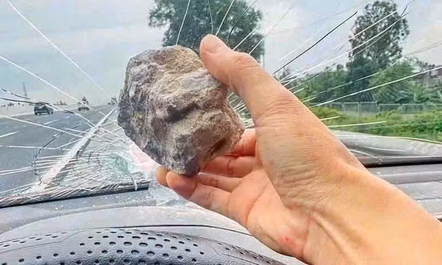 Xác định người ném đá làm thủng kính ôtô đang đi trên cao tốc Hà Nội - Hải Phòng