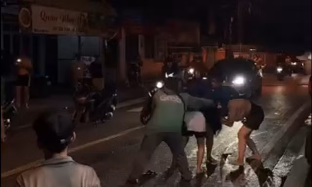 Công an truy tìm nhóm người dừng xe đánh nhau giữa đường ở TPHCM