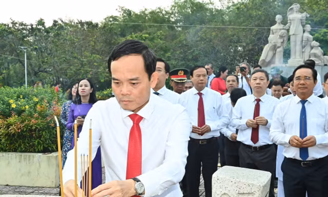 Bí thư Thành ủy TPHCM Trần Lưu Quang dâng hương kỷ niệm 85 năm Ngày Nam Kỳ khởi nghĩa