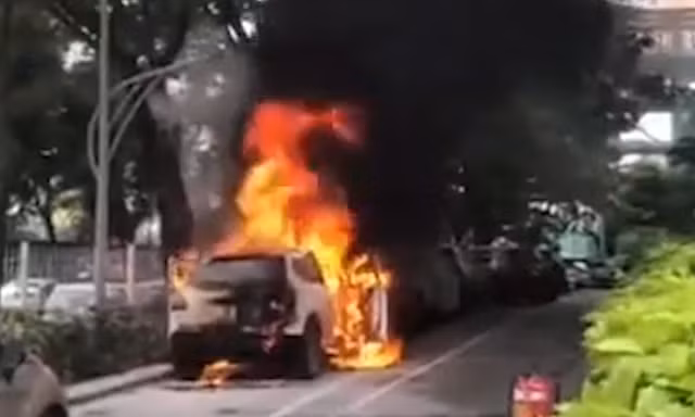 Clip: Ô tô bốc cháy ngùn ngụt trong khu chung cư