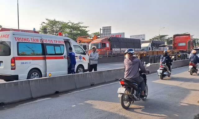Người đàn ông tử vong sau va chạm với xe đầu kéo ở TPHCM