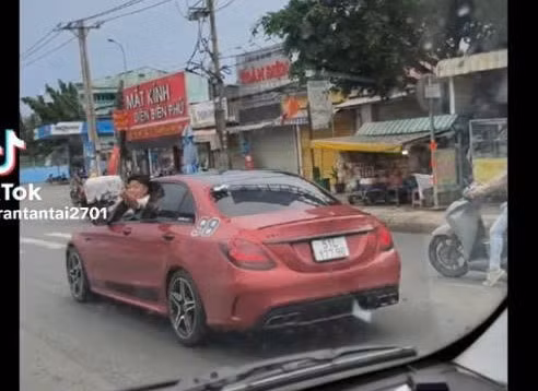 CSGT TPHCM tìm tài xế xe Mercedes lạng lách, chặn đầu xe tải, nhoài người chửi bới trên đường