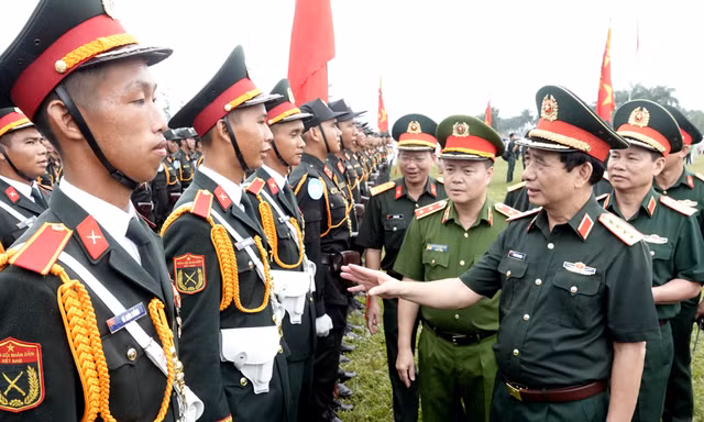 Đại tướng Phan Văn Giang thị sát tổng hợp luyện diễu binh tại TB4