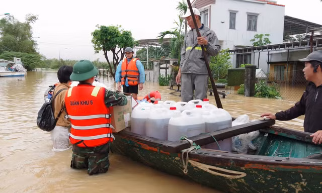 Quân khu 5 dốc toàn lực bảo vệ đồng bào trong mưa lũ