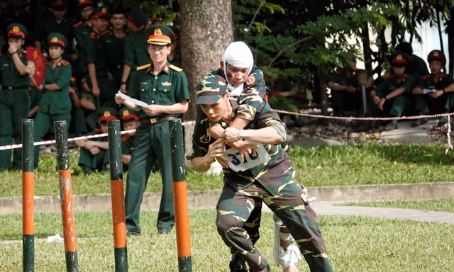 Xem học viên quân y vượt cầu độc mộc, cõng thương binh về đích