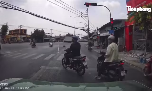 Xe tải lao vào đám đông, hai người thương vong ở TPHCM