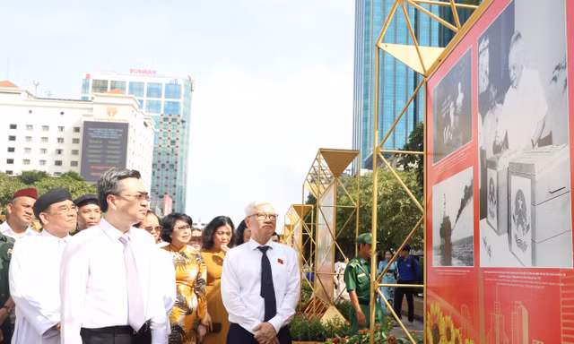 Khai mạc triển lãm 'Vinh quang 80 năm Quốc hội Việt Nam'