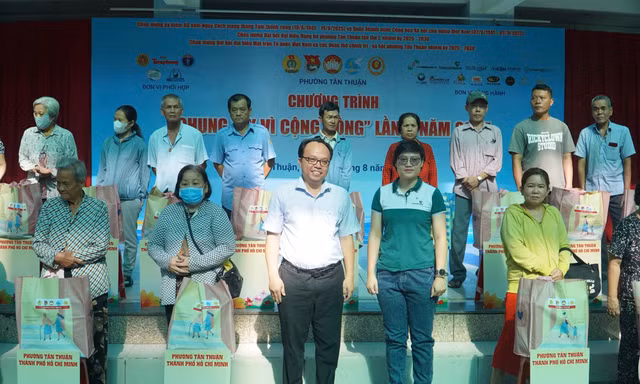 Ông Võ Khắc Bình - UVTV, Chủ tịch Mặt trận Tổ quốc Việt Nam phường Tân Thuận trao thư cảm ơn đến các đơn vị tài trợ