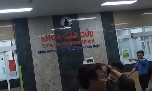 CLIP: CSGT dùng xe đặc chủng đưa bé trai 2 tuổi hóc dị vật đến bệnh viện