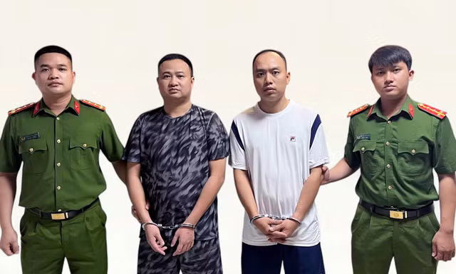 Bị can Nguyễn Văn Nam (giữa ảnh bên trái) và bị can Phạm Quang Hoàn tại cơ quan công an. Ảnh: CAHP