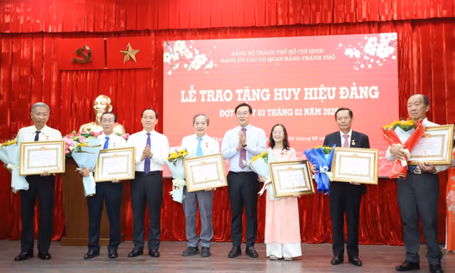 Trao Huy hiệu 40 năm tuổi Đảng tặng PGS.TS Trần Hoàng Ngân, luật sư Phan Trung Hoài