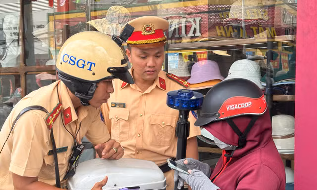 Người dân TP HCM bất ngờ khi được quét mã QR Code nộp phạt tại chỗ