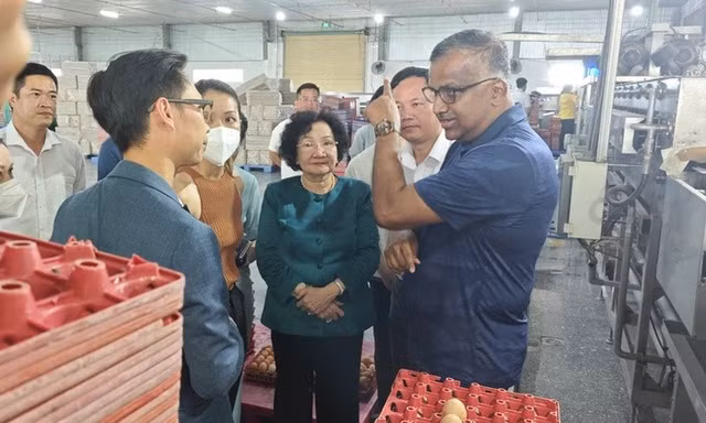 Ba Huân nợ bảo hiểm xã hội kéo dài, rớt khỏi kệ nhiều siêu thị: Tiếc nhưng phải học!