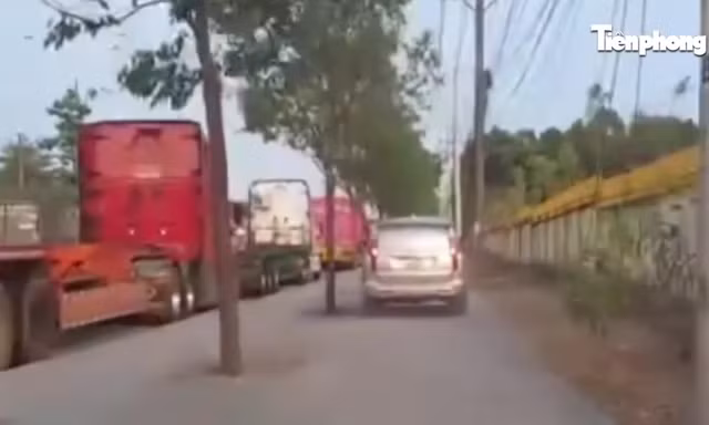 Ô tô leo vỉa hè né kẹt xe, tài xế bị phạt nặng