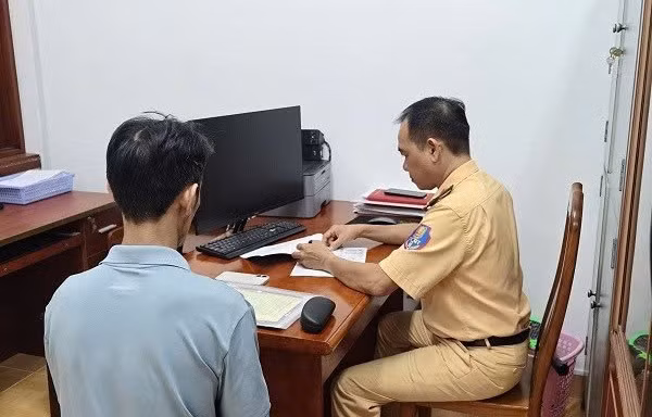 Tài xế ô tô nhận 'cái kết đắng' khi cố vượt rào chắn đường sắt 