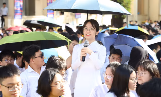 Phó Giám đốc Công an TPHCM: Chỉ một tin nhắn lạ, học sinh dễ trở thành nạn nhân