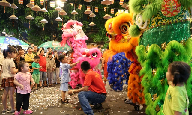 Đến ngôi chùa cổ ở TPHCM đêm Rằm tháng Giêng