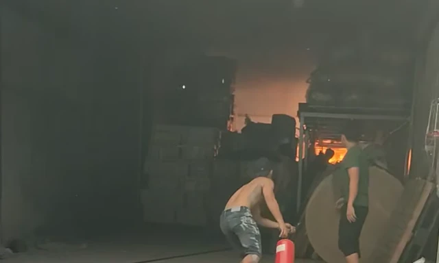 Cháy xưởng giấy, công nhân nhanh trí dùng xe nâng cứu hàng