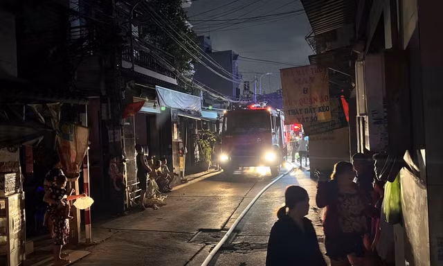 Ngọn lửa trùm kho phế liệu trong khu dân cư, người dân hoảng loạn tháo chạy