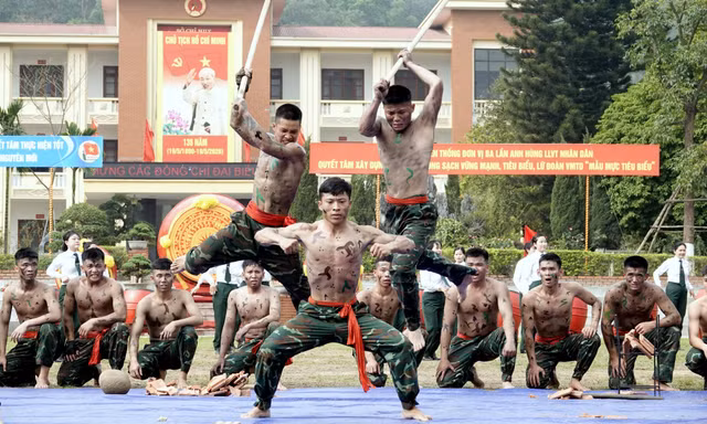 Chiến binh Đặc công phô diễn sức mạnh trong ngày ra quân huấn luyện 