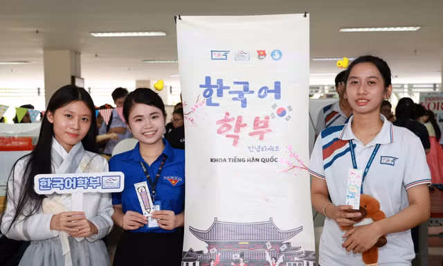 Bạn trẻ TPHCM chơi và học tại ngày hội ngoại ngữ