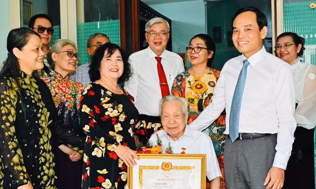 Bí thư Thành ủy TPHCM Trần Lưu Quang trao Huy hiệu 80 năm tuổi Đảng đến cụ Tạ Đăng Siêu