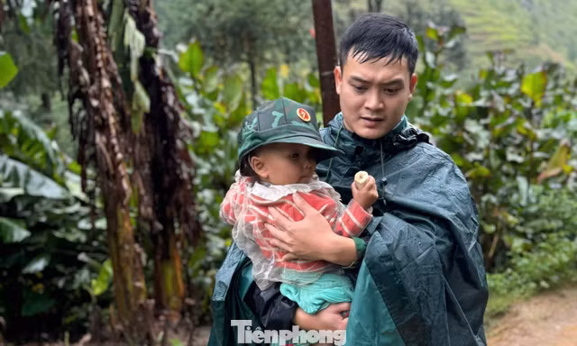 Bộ đội Biên phòng lấy thân mình làm ‘lá chắn sống’ bảo vệ nhân dân, hoàn thành nhiệm vụ kép