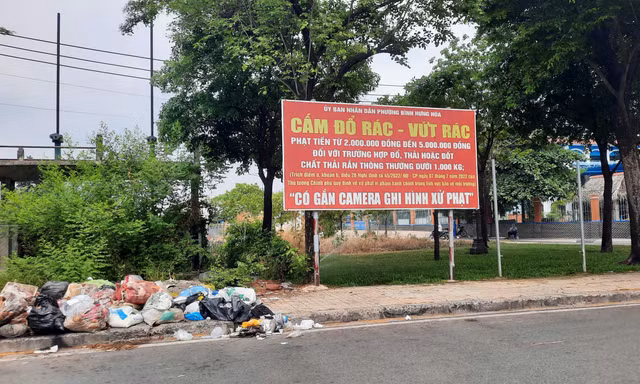 Rác thải bủa vây, kênh nước đen bốc mùi nồng nặc ở TPHCM 