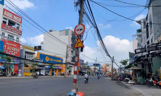 'Bẫy trụ điện' chi chít ở dự án nghìn tỷ mở rộng cửa ngõ TPHCM