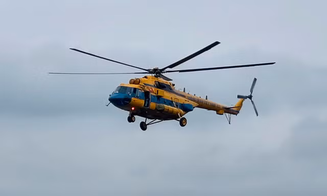 Mi-171 của Trung đoàn Không quân 916 bay thả hàng cứu trợ tại Nghệ An