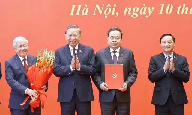 Tổng Bí thư, Chủ tịch nước Tô Lâm trao quyết định của Bộ Chính trị về công tác cán bộ